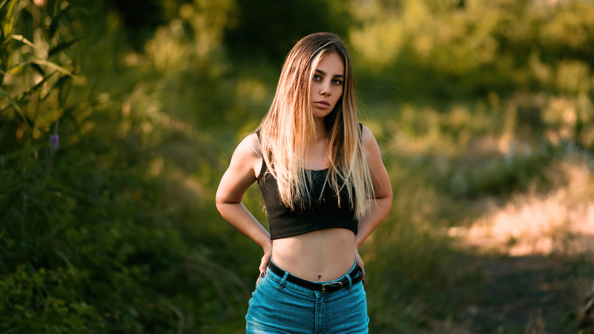 blonde-girl-depth-of-field-outdoor-4k-ix-1920x1080.jpg