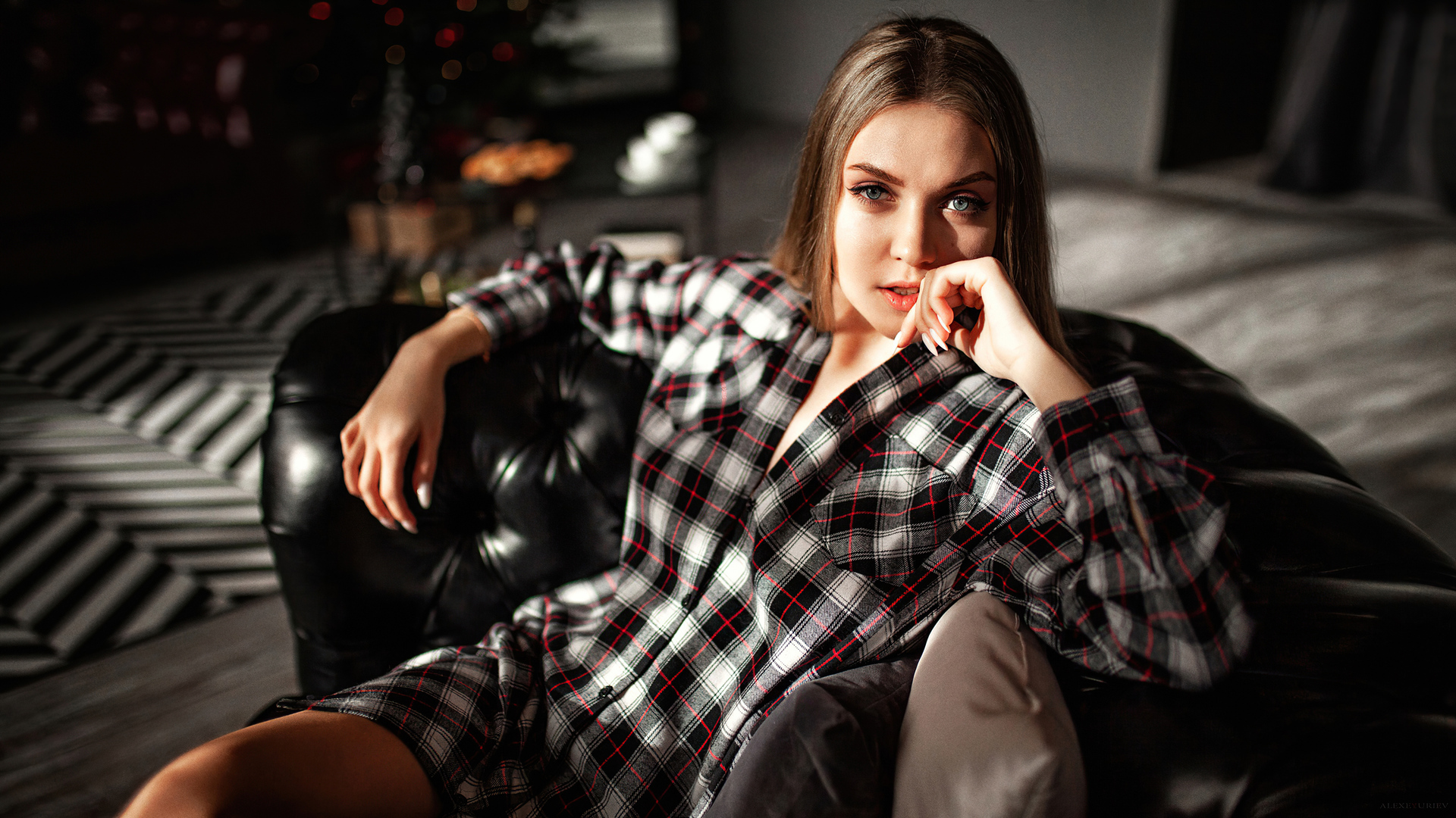 blue-eyes-girl-sitting-sofa-seat-dd-1920x1080.jpg