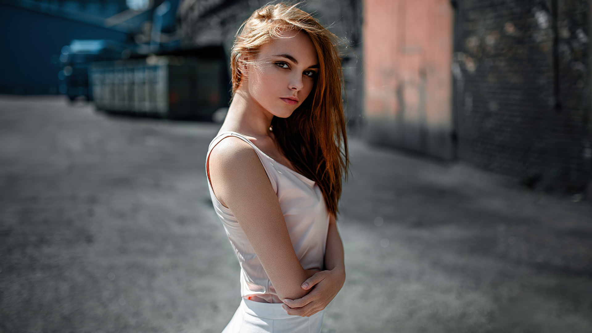 girl-looking-back-at-viewer-d1-1920x1080.jpg