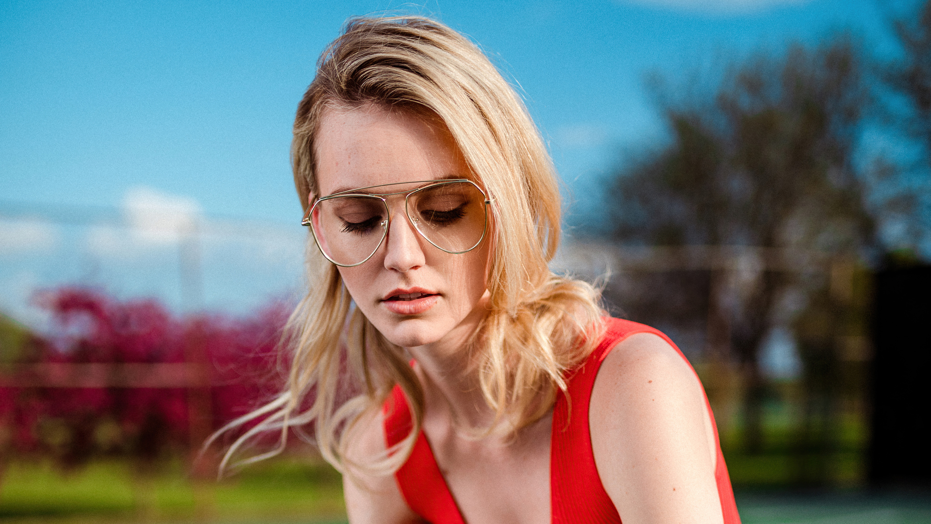 girl-tennis-court-glasses-5k-8f-1920x1080.jpg