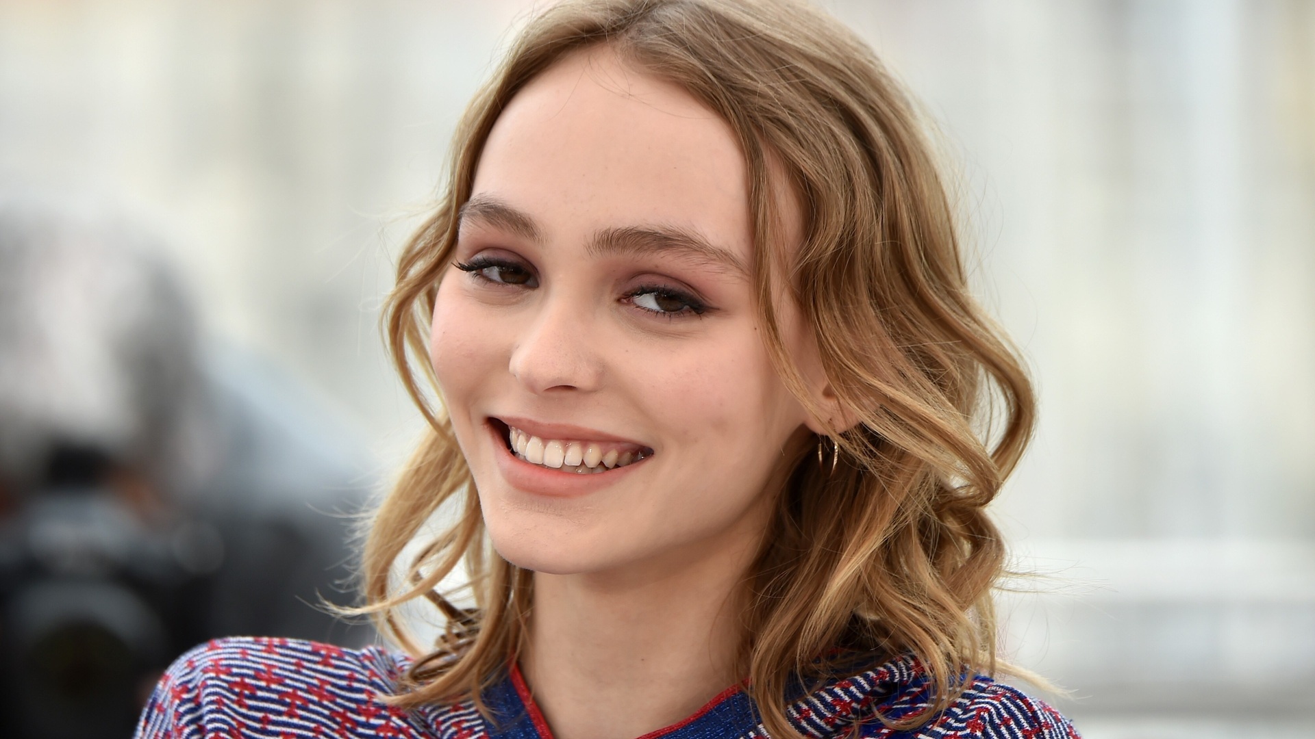 lily-rose-depp-in-2017-4k-9m-1920x1080.jpg