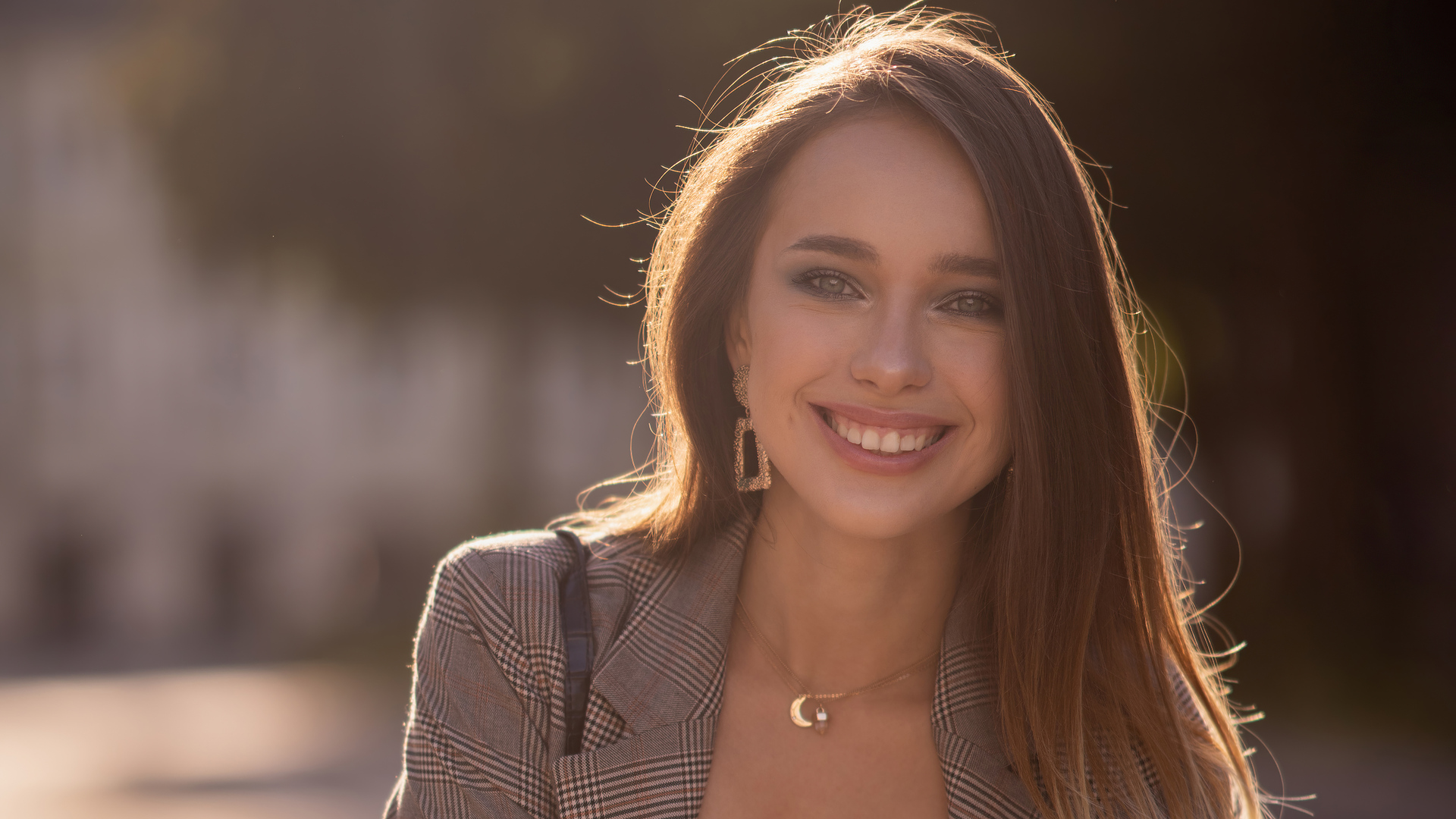 preety-girl-smiling-4k-ez-1920x1080.jpg