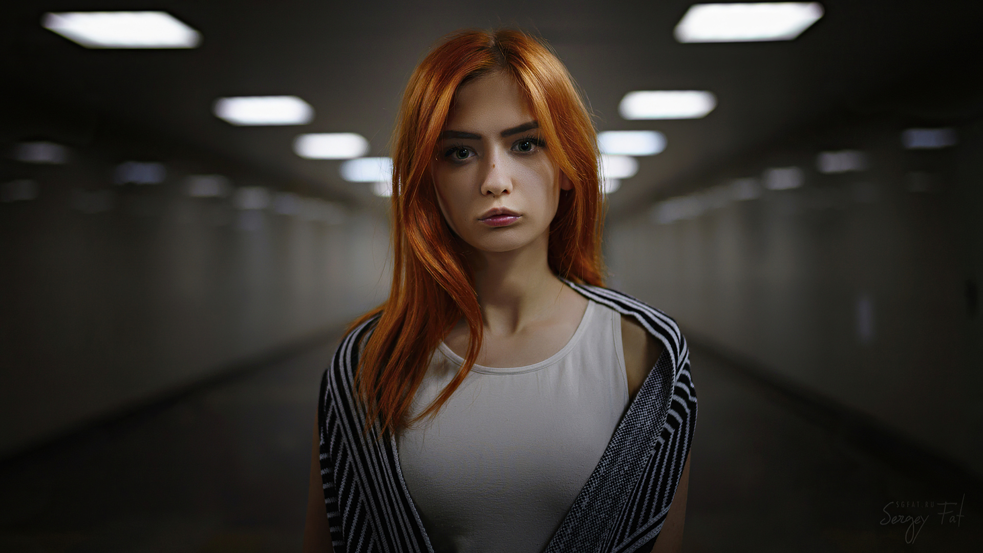 redhead-girl-porrait-directly-looking-at-viewer-4k-1o-1920x1080.jpg