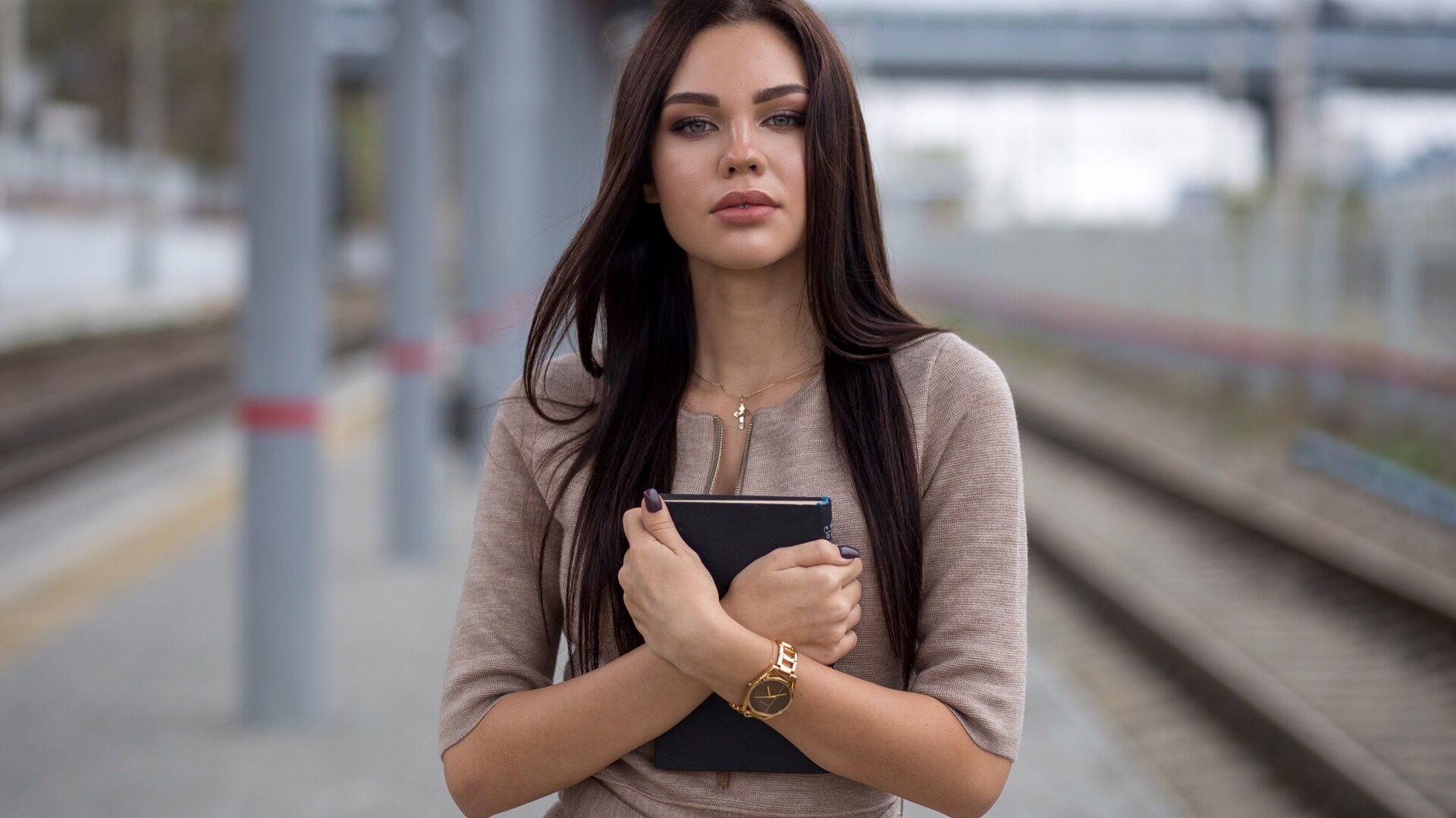 violetta-milovanova-standing-with-book-ob-1920x1080.jpg