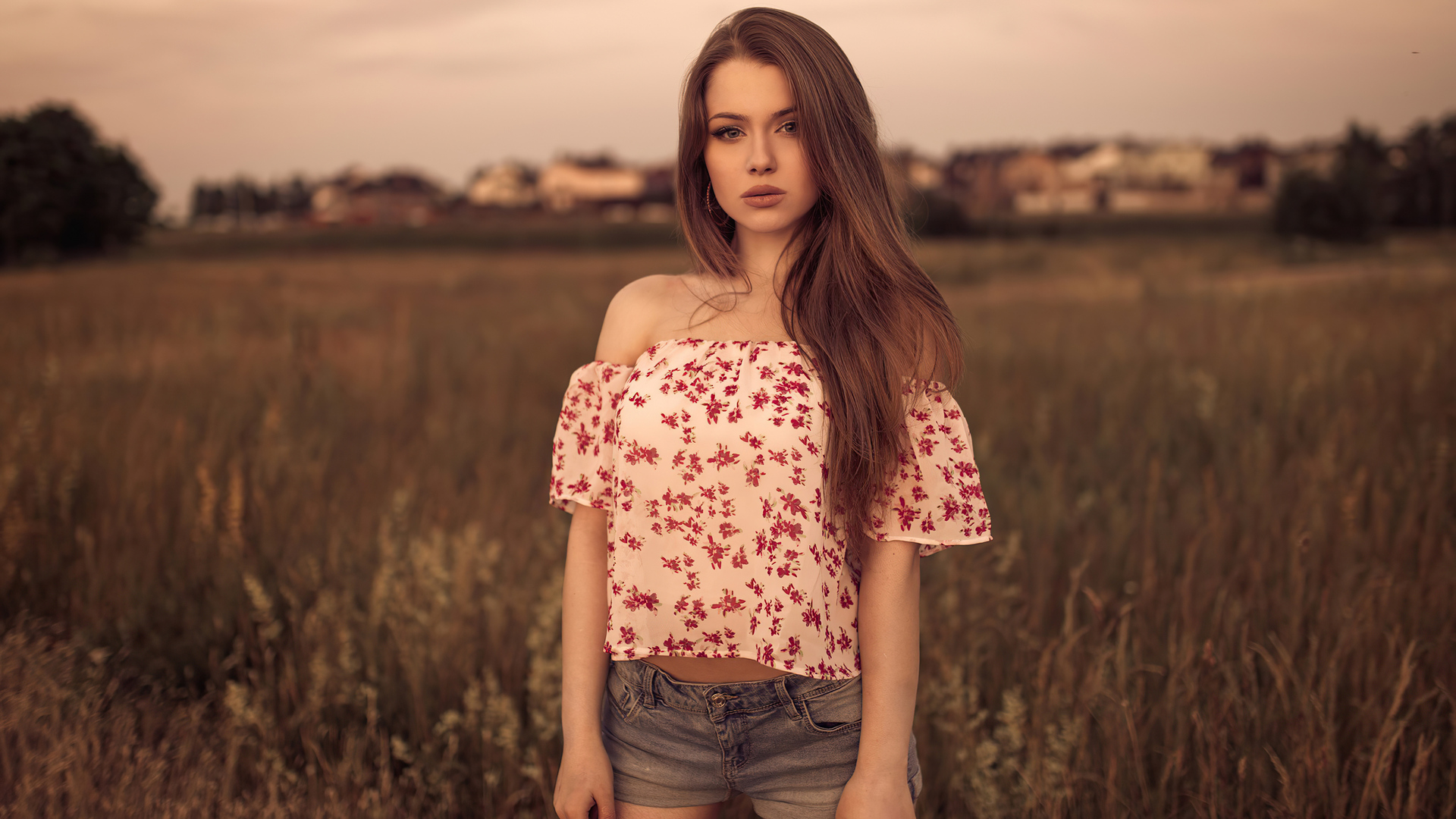 women-brunette-standing-in-field-4k-u9-1920x1080.jpg
