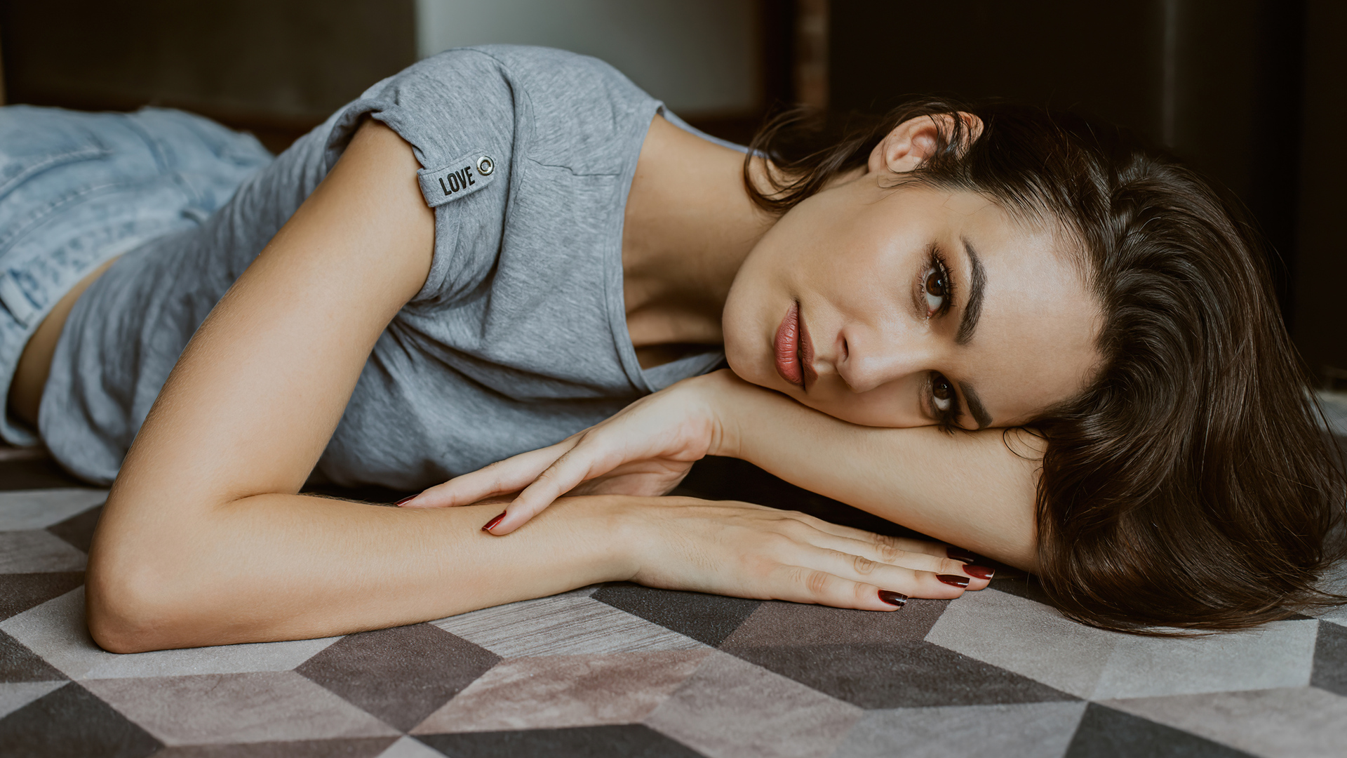 women-indoor-floor-lying-tshrit-4k-si-1920x1080.jpg