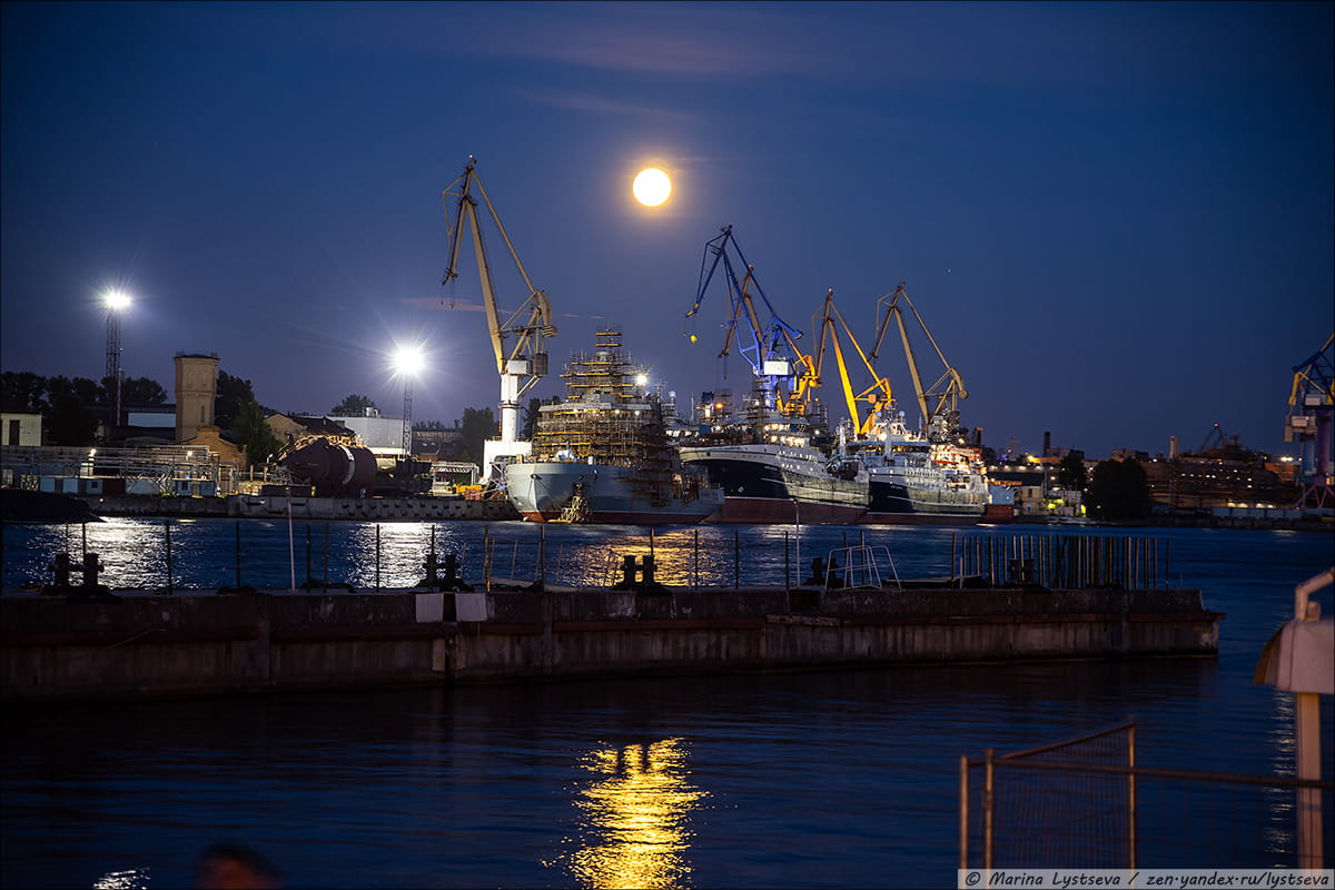 Full-Moon-in-St.-Petersburg-5.jpg