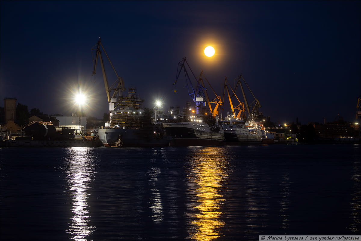 Full-Moon-in-St.-Petersburg-7.jpg