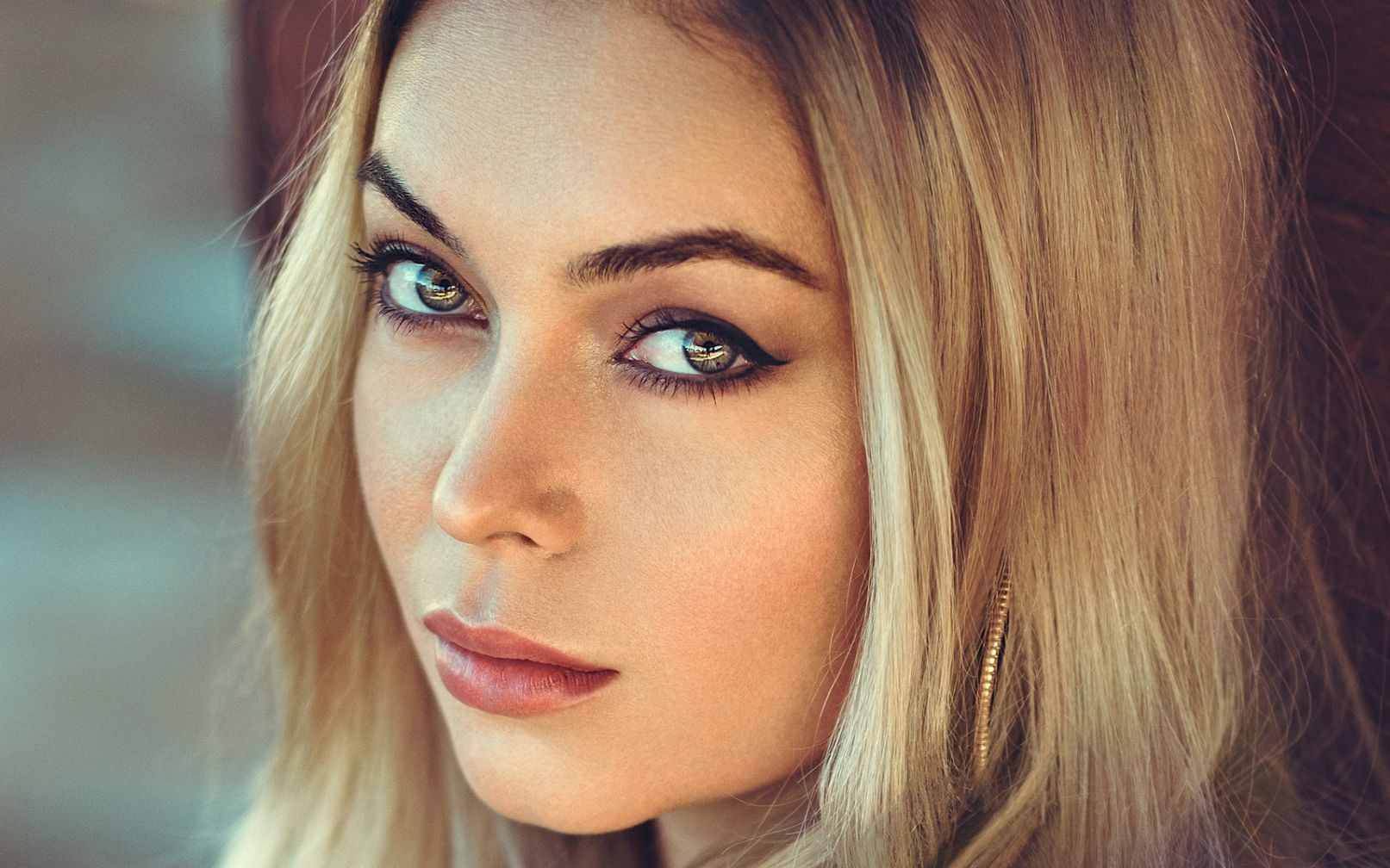a-striking-close-up-portrait-of-a-beautiful-woman_9.jpg