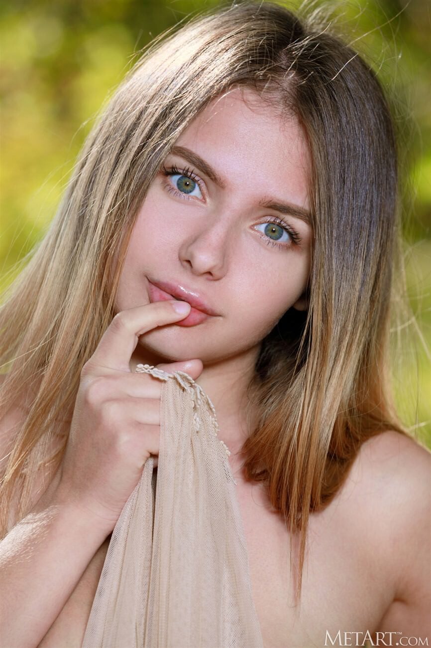 Model Dakota Pink 4