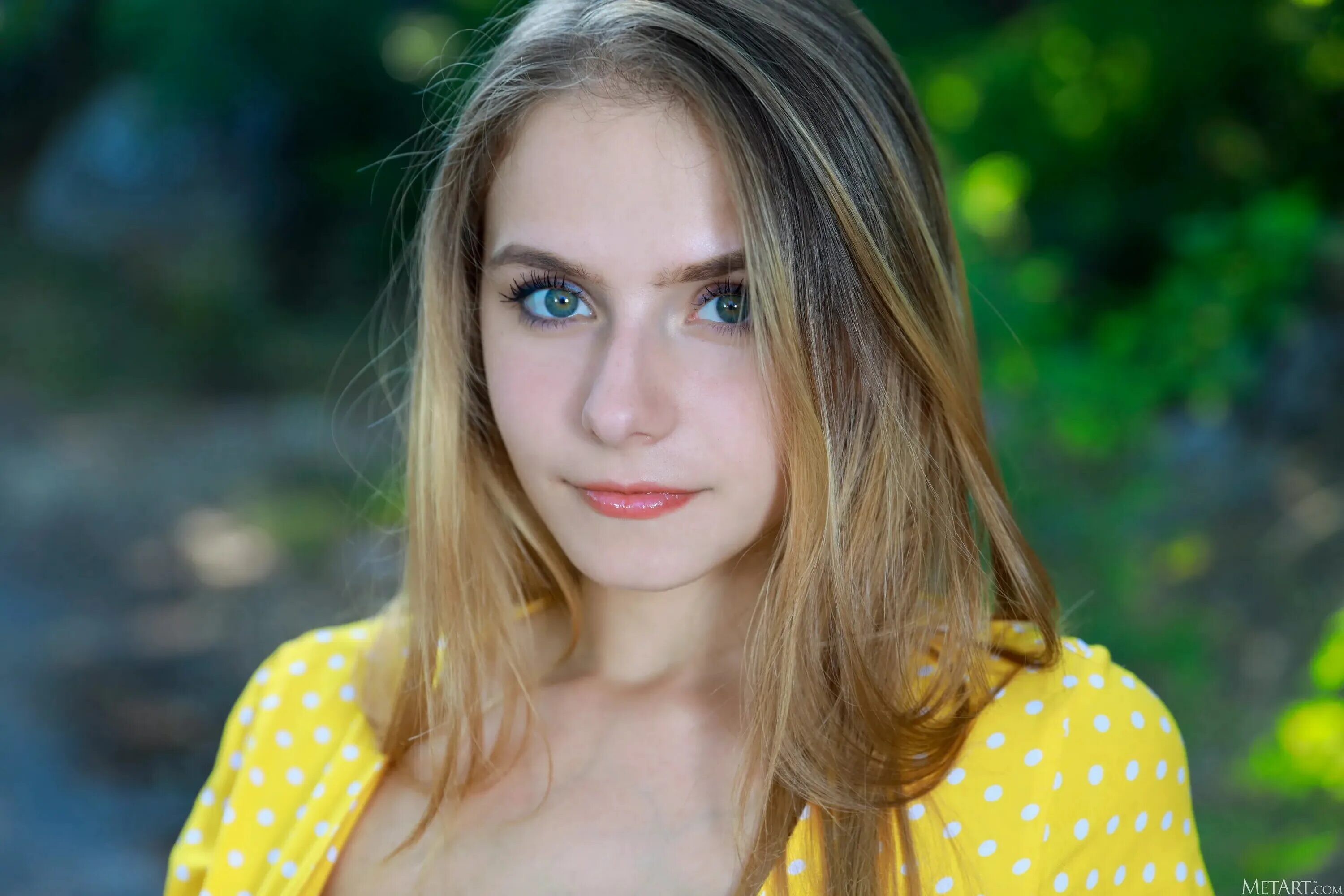 Model Dakota Pink 5