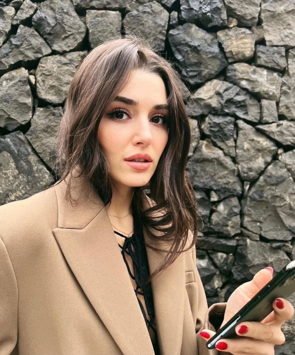 Hande Erçel 1 2