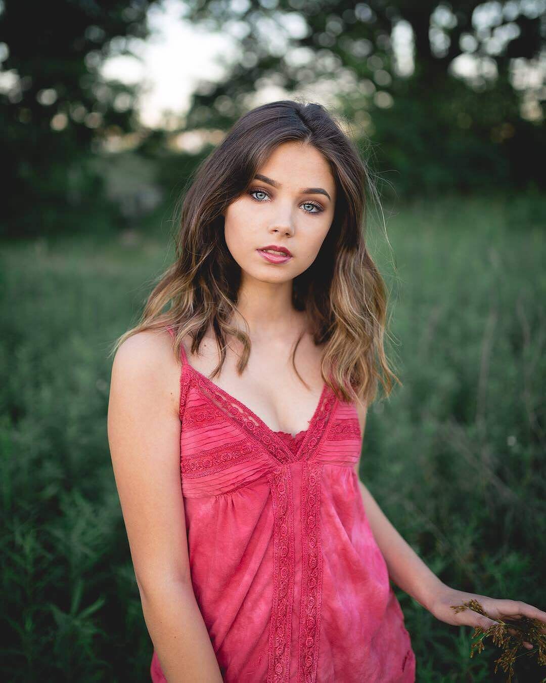 Model Claire Estabrook 17