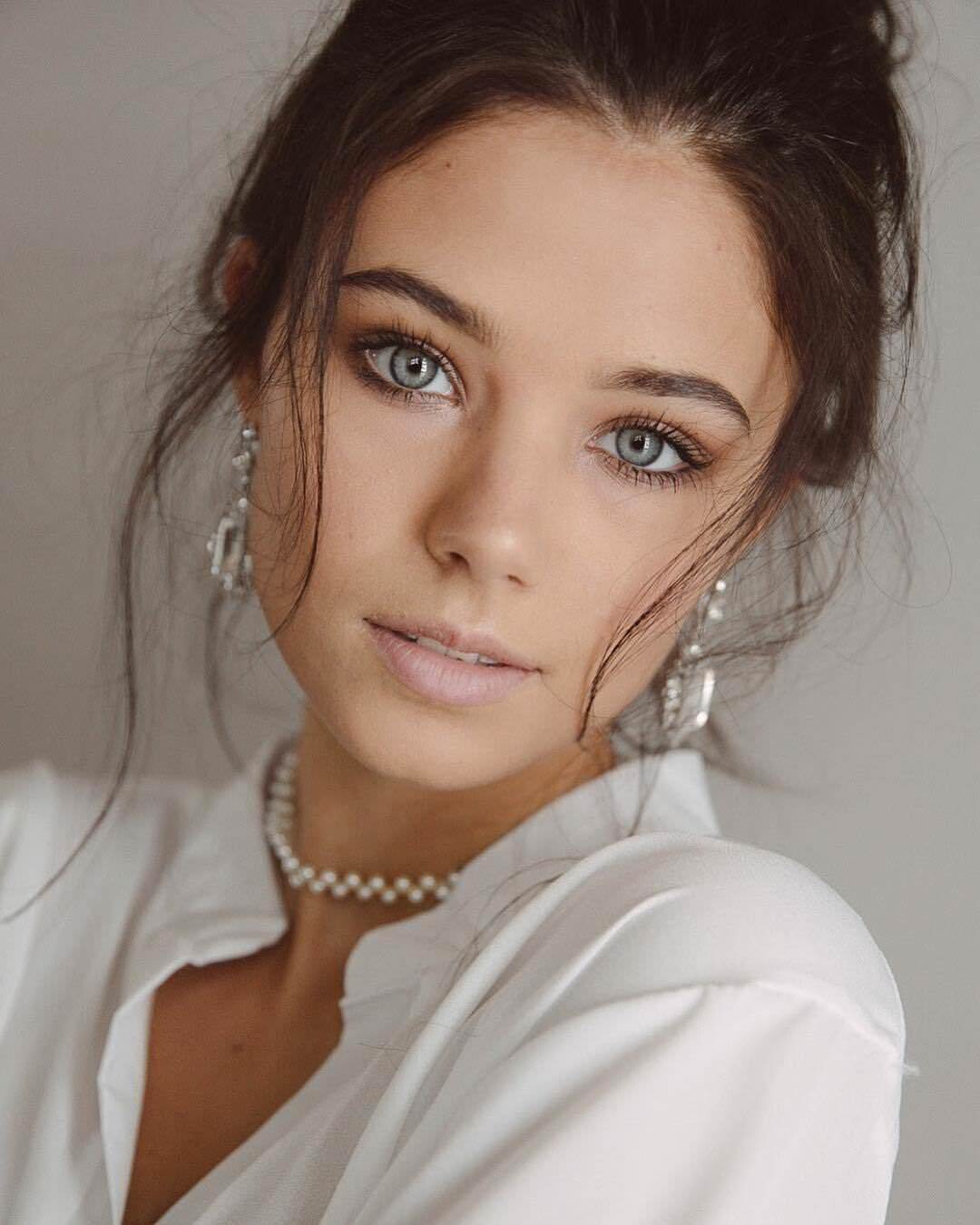 Model Claire Estabrook 19