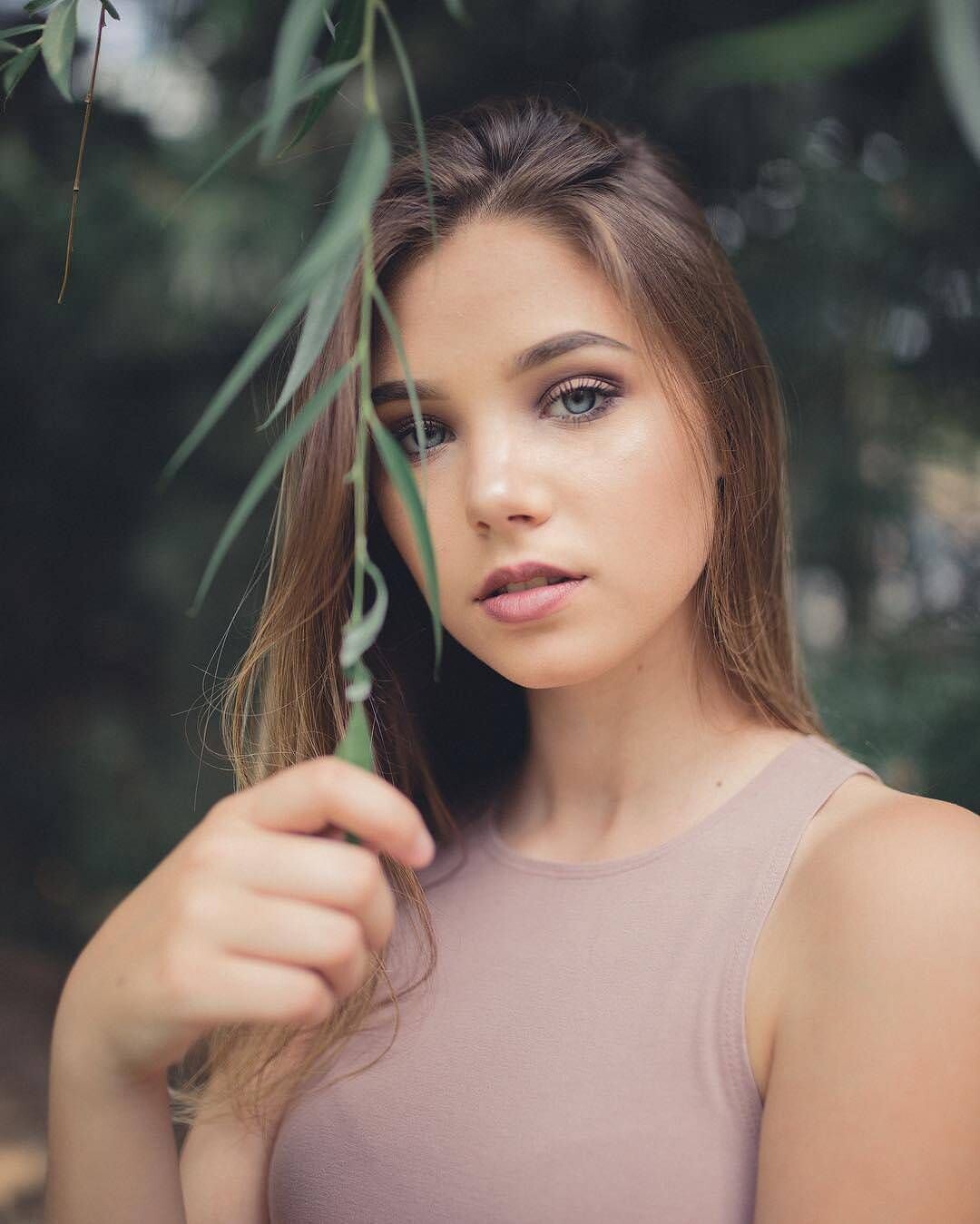 Model Claire Estabrook 8