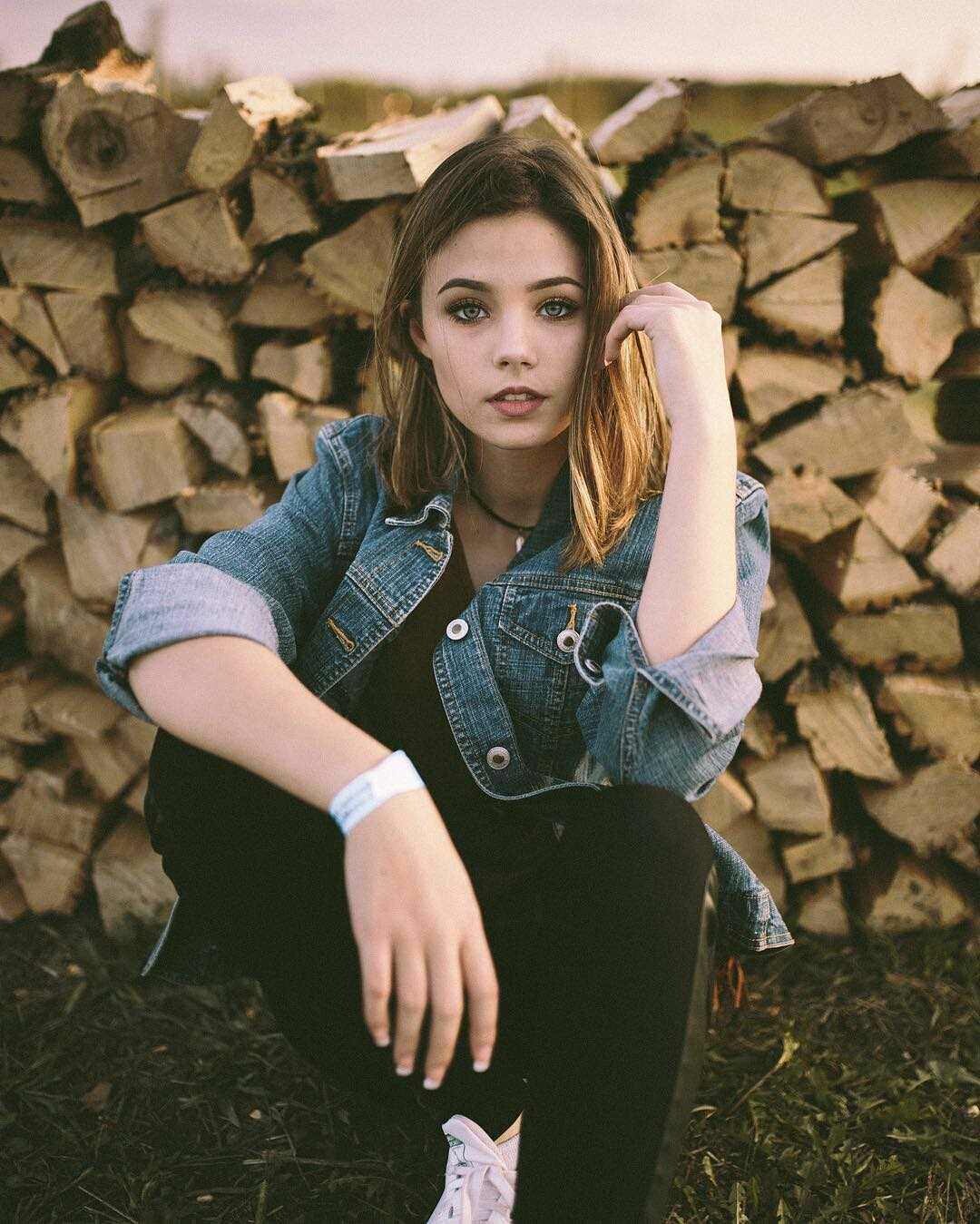 Model Claire Estabrook 9