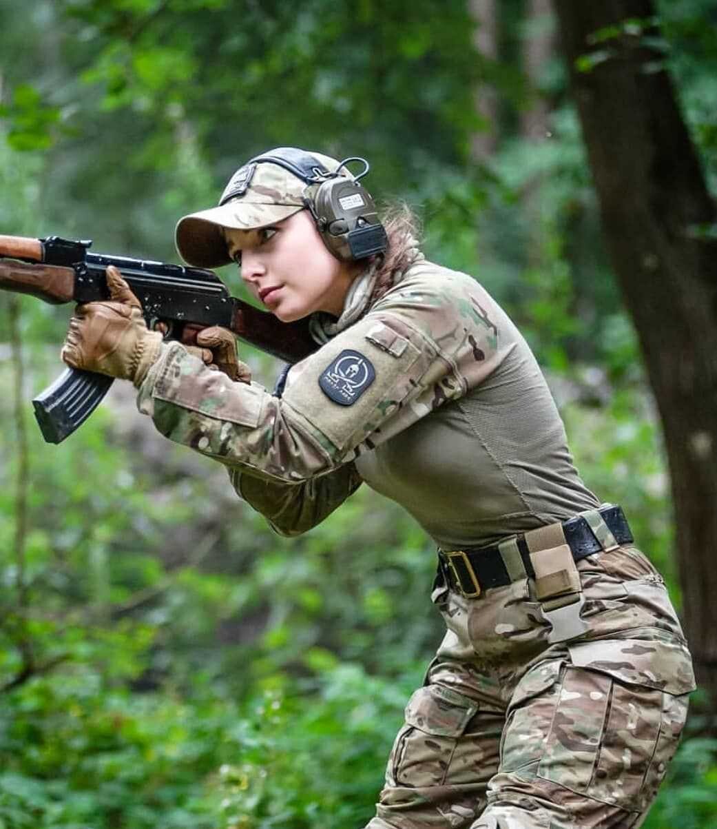 girls and guns 25