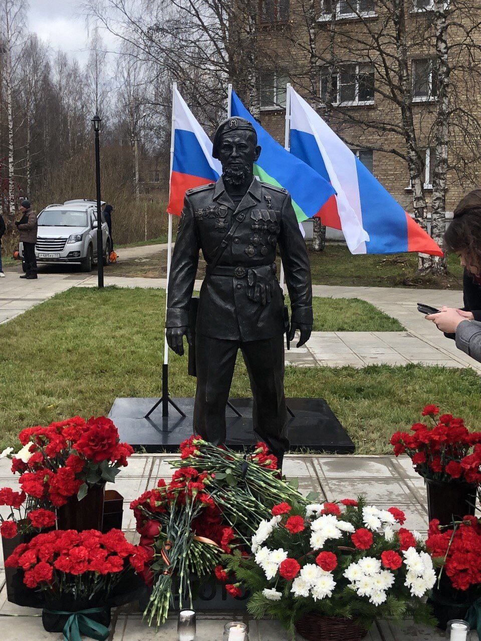 памятник Мотороле в Ухте